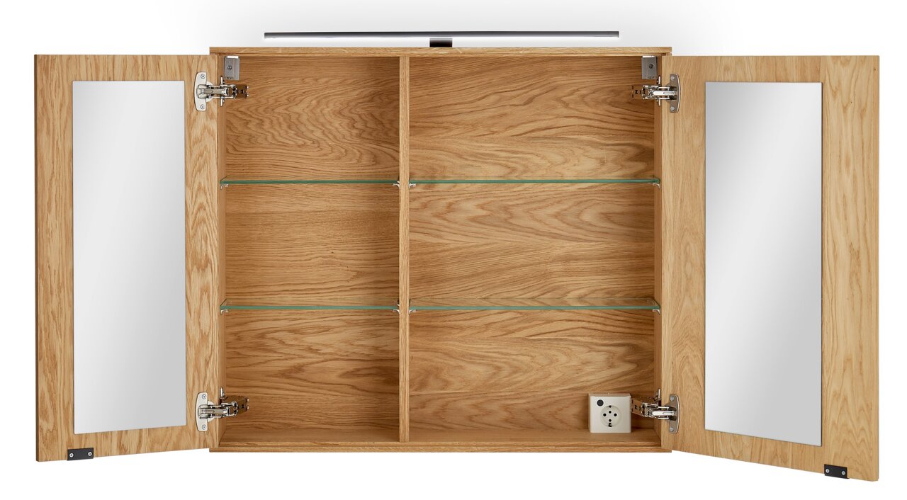 Offener Spiegelschrank aus Holz mit zwei Spiegeltüren, Glasböden und Steckdose, Frontalansicht.