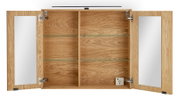 Offener Spiegelschrank aus Holz mit zwei Spiegeltüren, Glasböden und Steckdose, Frontalansicht.