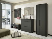 Moderner Garderobenschrank in einem eleganten, dunklen Design, frontal betrachtet. Der Schrank steht in einem stilvoll eingerichteten Raum mit Spiegel, Wandhaken und Schuhbank.