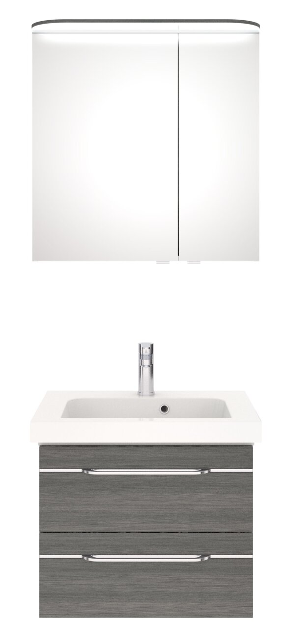 Pelipal Badblock BALTO SPRINT Frontale Ansicht eines modernen Badblocks mit Spiegelschrank und Waschbeckenunterschrank in Holzoptik, ausgestattet mit einem Wasserhahn.