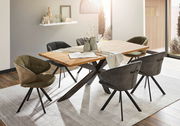 Moderner Esstisch mit Holzplatte und schwarzen Metallbeinen, umgeben von stilvollen Stühlen in einem hellen Esszimmer. Perspektive von schräg oben.