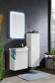 Moderner weißer Kofferschrank in einem stilvollen Badezimmer, frontal betrachtet.