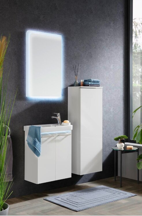 Moderner weißer Kofferschrank in einem stilvollen Badezimmer, frontal betrachtet.