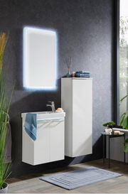 Moderner weißer Kofferschrank in einem stilvollen Badezimmer, frontal betrachtet.