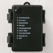 Schwarze Steuerbox für LED-Lichterkette mit 9 Modi (u. a. Combination, In wave, Sequential, Steady on, Off), frontale Draufsicht auf weißem Hintergrund.