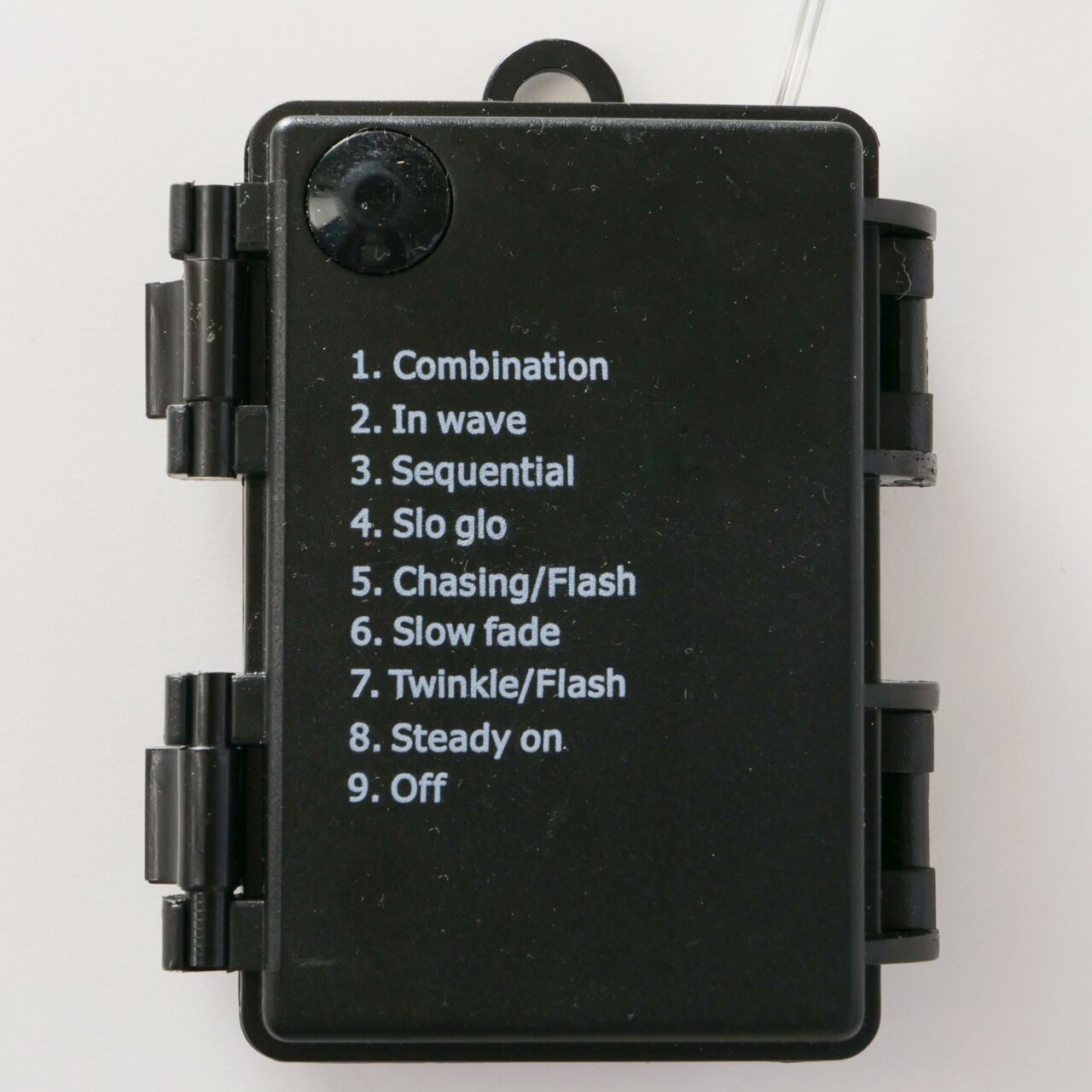 Schwarze Steuerbox für LED-Lichterkette mit 9 Modi (u. a. Combination, In wave, Sequential, Steady on, Off), frontale Draufsicht auf weißem Hintergrund.