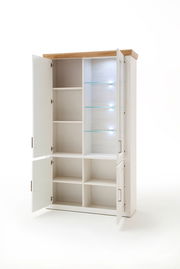 Kombi-Vitrine BREGENZ mit offenen Türen, zeigt mehrere Regalböden und integrierte Beleuchtung, Perspektive von vorne.