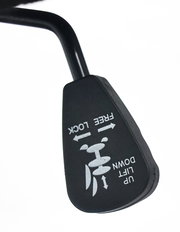 Nahaufnahme eines Hebels an einem Drehstuhl, der mit den Funktionen 'Free Lock' und 'Lift Up/Down' beschriftet ist.