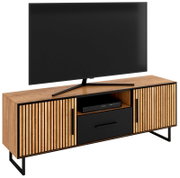 TV-Lowboard aus Holz mit schwarzen Akzenten, zwei Türen mit Lamellen-Design, einer Schublade und einem offenen Fach, frontal abgebildet.