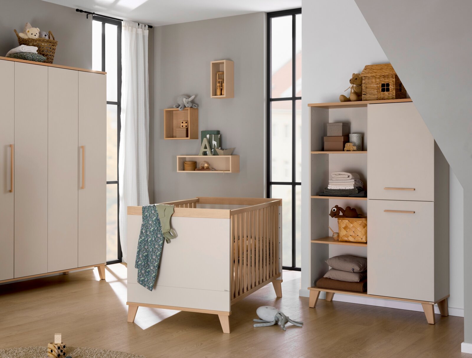 Paidi Standregal MALIO Modernes Kinderzimmer mit Standregal, Wickelkommode und Gitterbett aus hellem Holz, seitliche Perspektive
