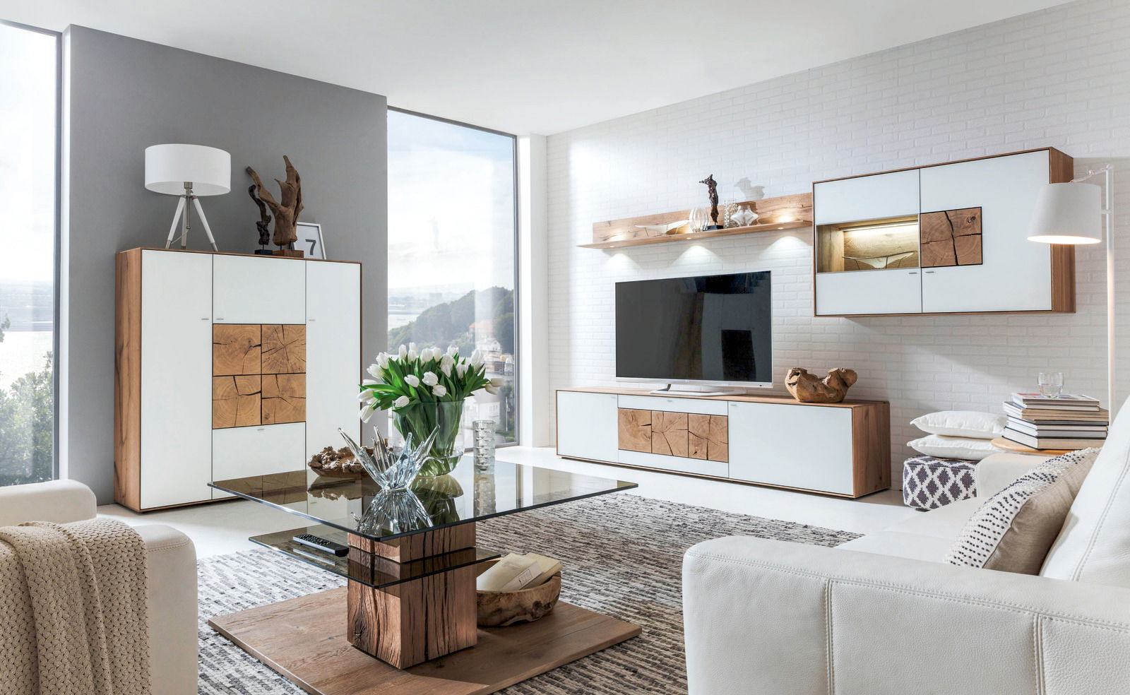 Modernes Highboard Valnatura LAGO in einem stilvollen Wohnzimmer, seitliche Perspektive