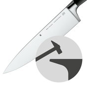Nahaufnahme eines hochwertigen Küchenmessers mit robustem Stahl und ergonomischem Griff, seitliche Perspektive.