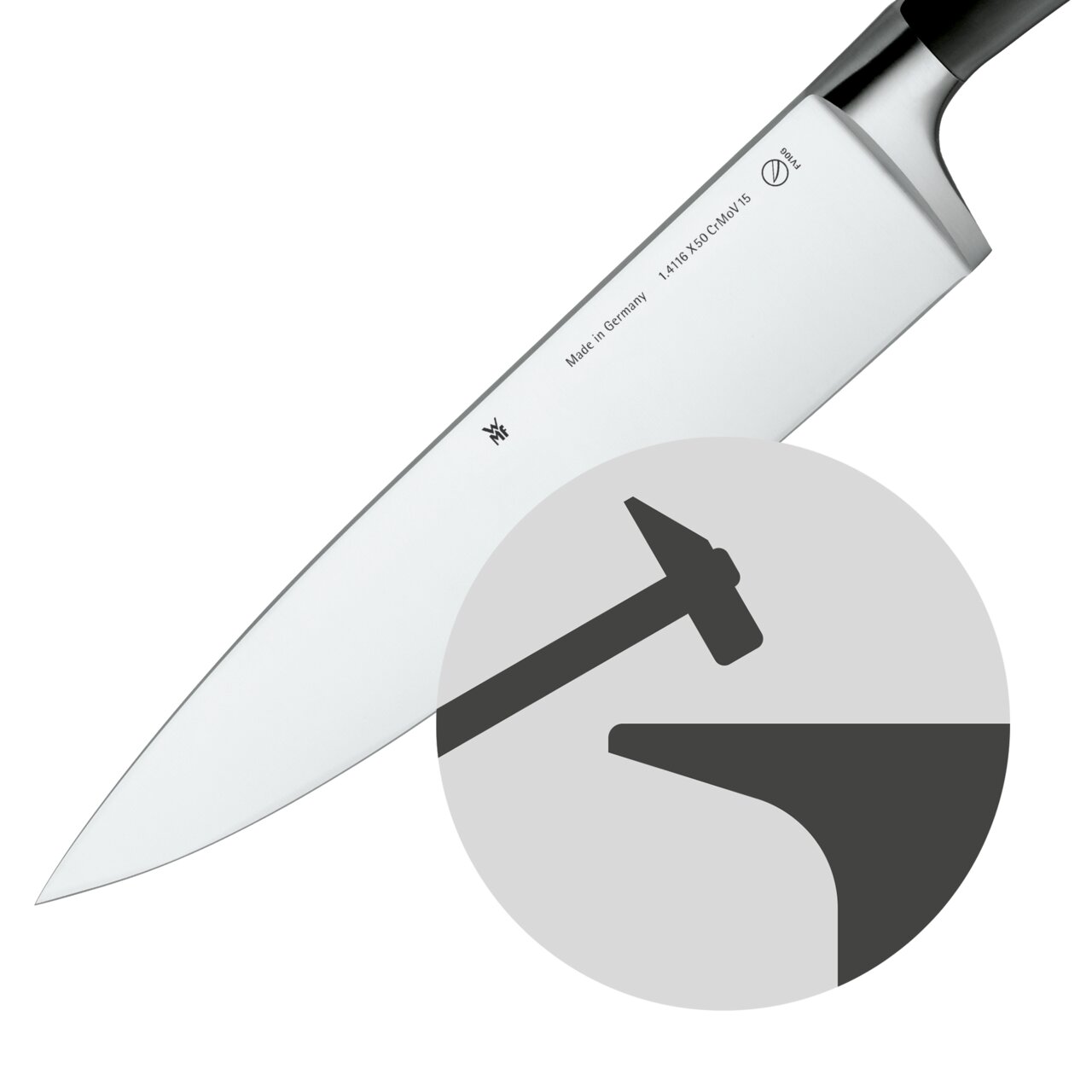 Nahaufnahme eines hochwertigen Küchenmessers mit robustem Stahl und ergonomischem Griff, seitliche Perspektive.