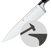 Nahaufnahme eines hochwertigen Küchenmessers mit robustem Stahl und ergonomischem Griff, seitliche Perspektive.