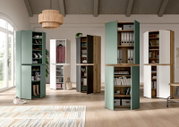 Moderne Schrank- und Regalsysteme in Grün, Weiß und Holzoptik mit geöffneten Türen und sichtbaren Fächern in einem hellen Raum, frontale Perspektive