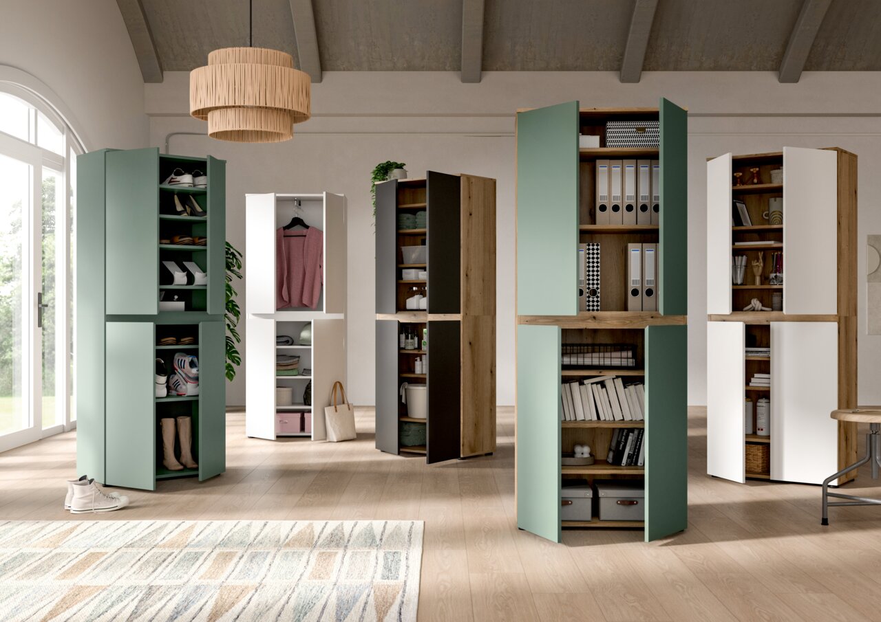 Moderne Schrank- und Regalsysteme in Grün, Weiß und Holzoptik mit geöffneten Türen und sichtbaren Fächern in einem hellen Raum, frontale Perspektive