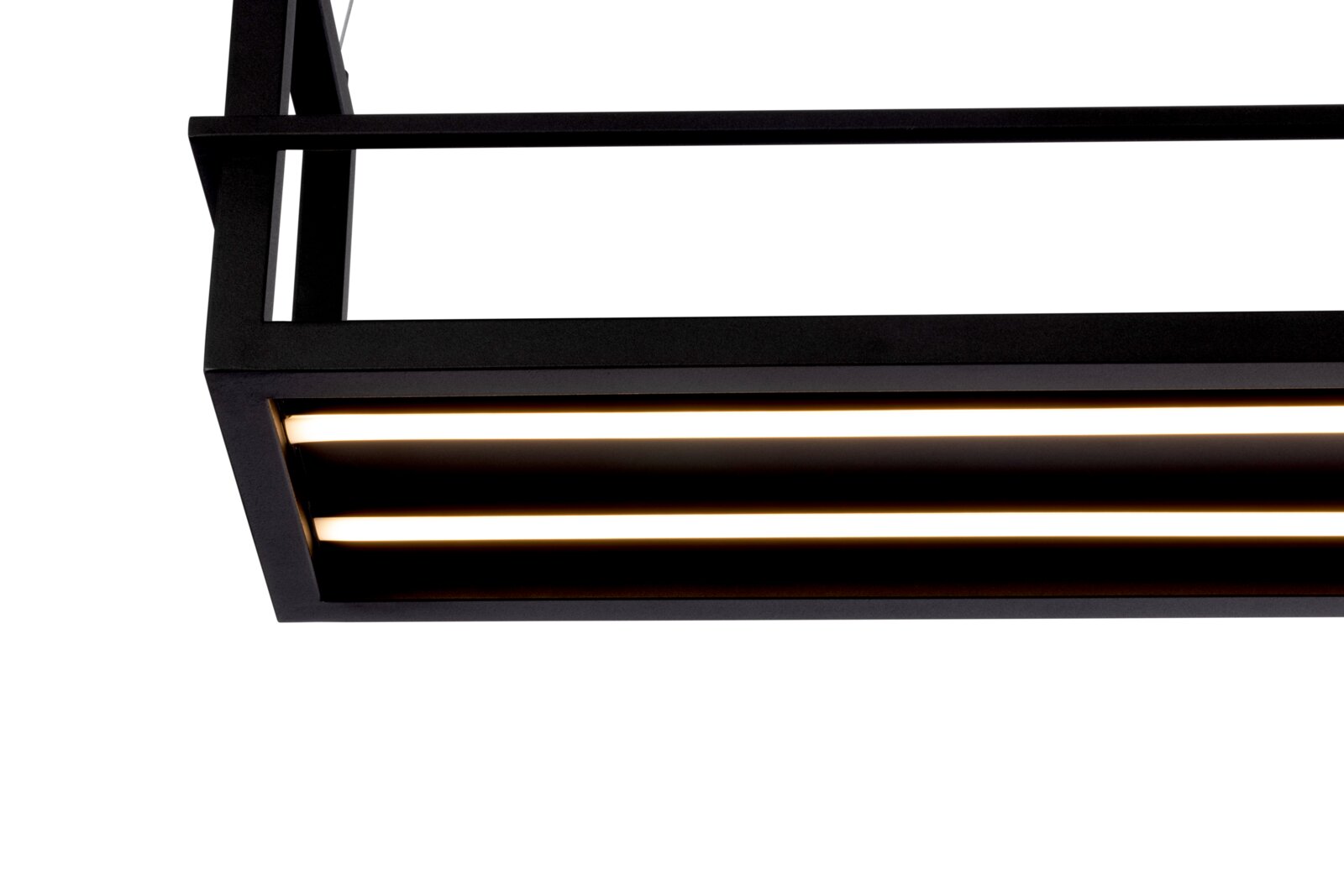 Close-up van een moderne LED-hanglamp in rechthoekig ontwerp met een zwart frame en warmwitte lichtstroken, gezien van onderaf.