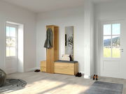 Garderobenbank und Garderobenpaneel in einem modernen Raum, seitliche Perspektive