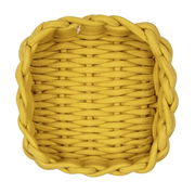 Vogelperspektive auf einen quadratischen, senfgelben Badkorb mit geflochtenem Design.