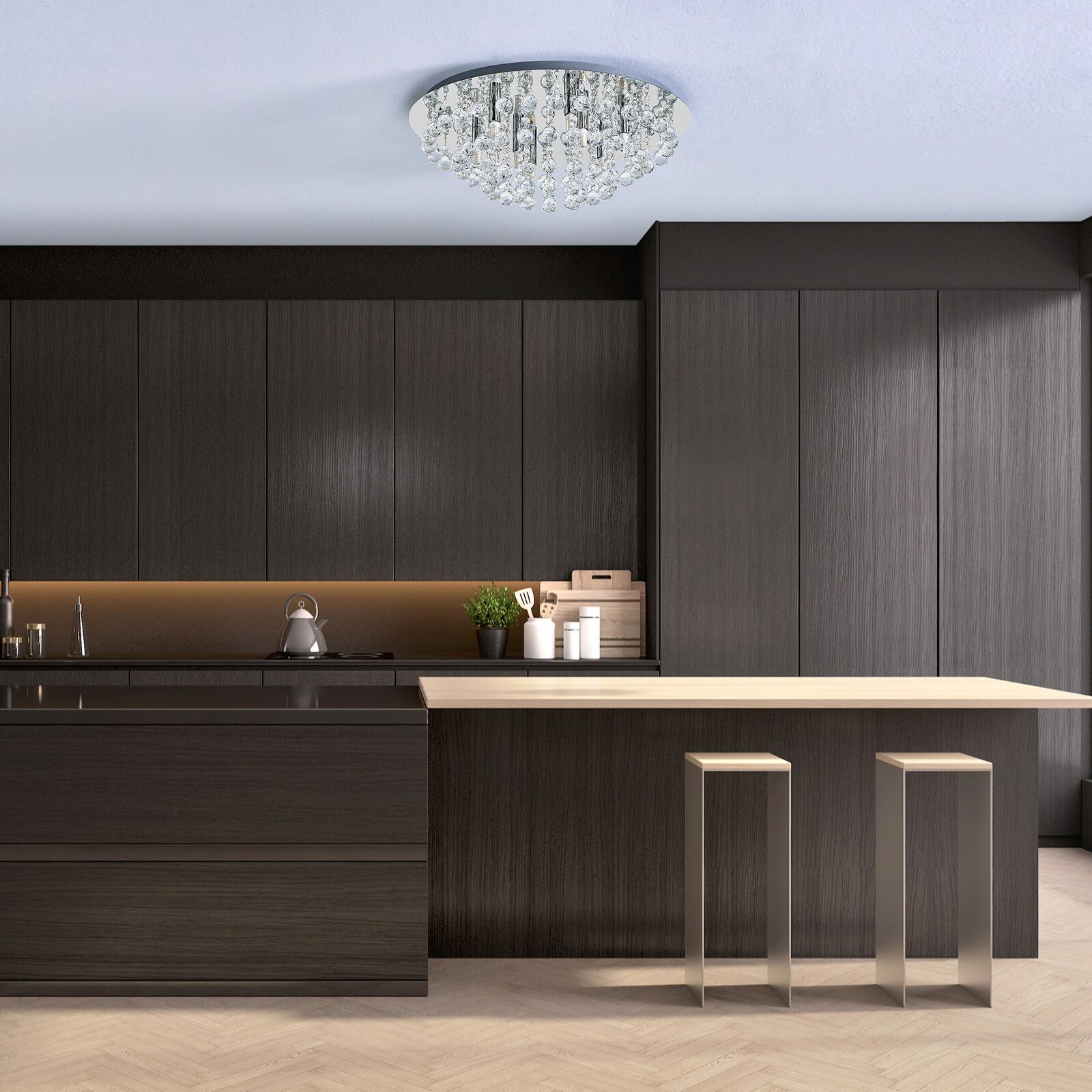 Moderne Deckenleuchte mit Kristallanhängern in einer stilvollen Küche, von unten betrachtet.