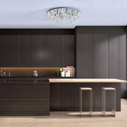 Moderne Deckenleuchte mit Kristallanhängern in einer stilvollen Küche, von unten betrachtet.