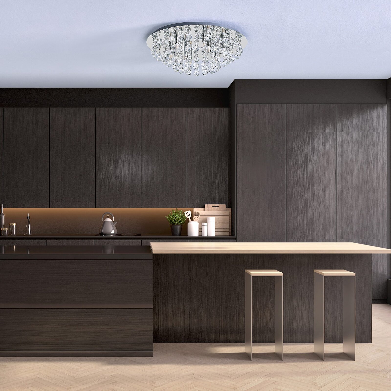 Moderne Deckenleuchte mit Kristallanhängern in einer stilvollen Küche, von unten betrachtet.