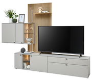 Moderne Wandkombination mit grauen Schränken, Holzpaneel und integriertem Regal, frontal betrachtet.