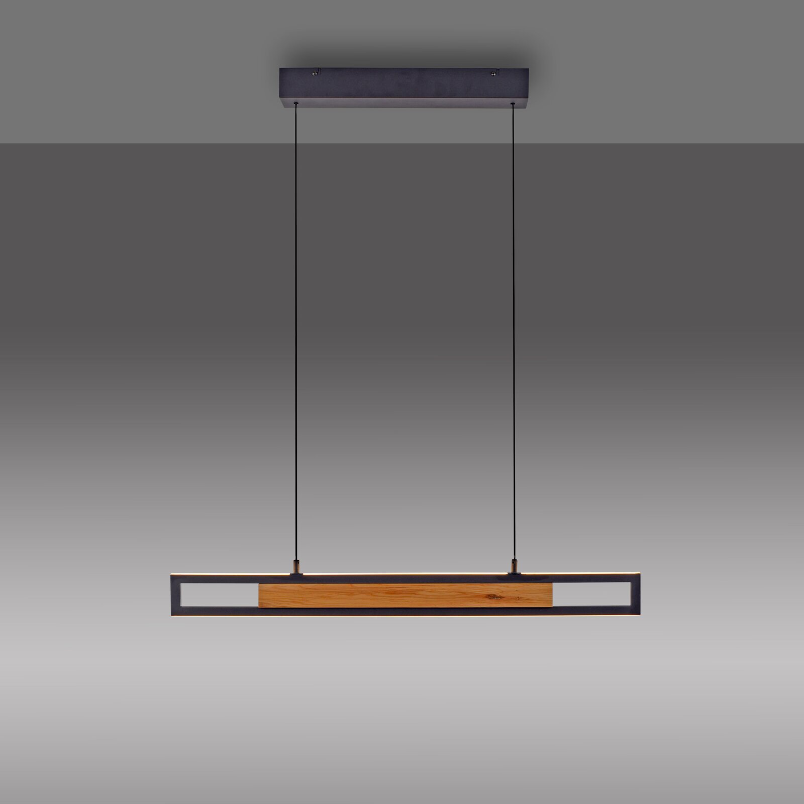 Moderne langwerpige hanglamp met zwart metalen frame, warme ledverlichting en een houten middenpaneel, recht van voren afgebeeld