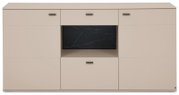 Beiges Sideboard mit schwarzen Griffen, mittigem offenen Fach mit schwarzer Marmoroptik-Rückwand und mehreren Türen/Schubladen, Frontansicht.