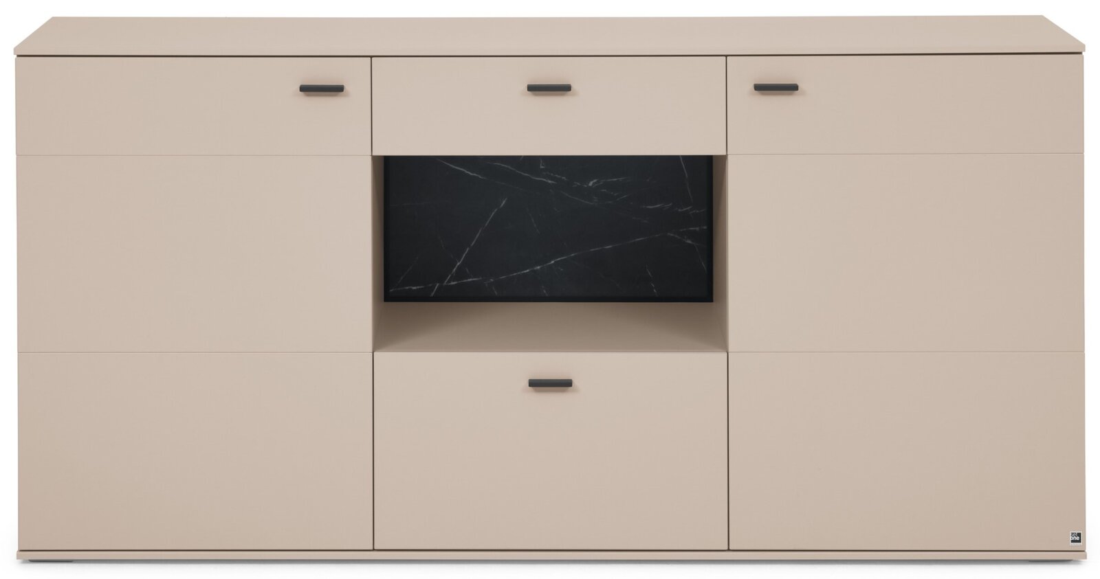 Beiges Sideboard mit schwarzen Griffen, mittigem offenen Fach mit schwarzer Marmoroptik-Rückwand und mehreren Türen/Schubladen, Frontansicht.