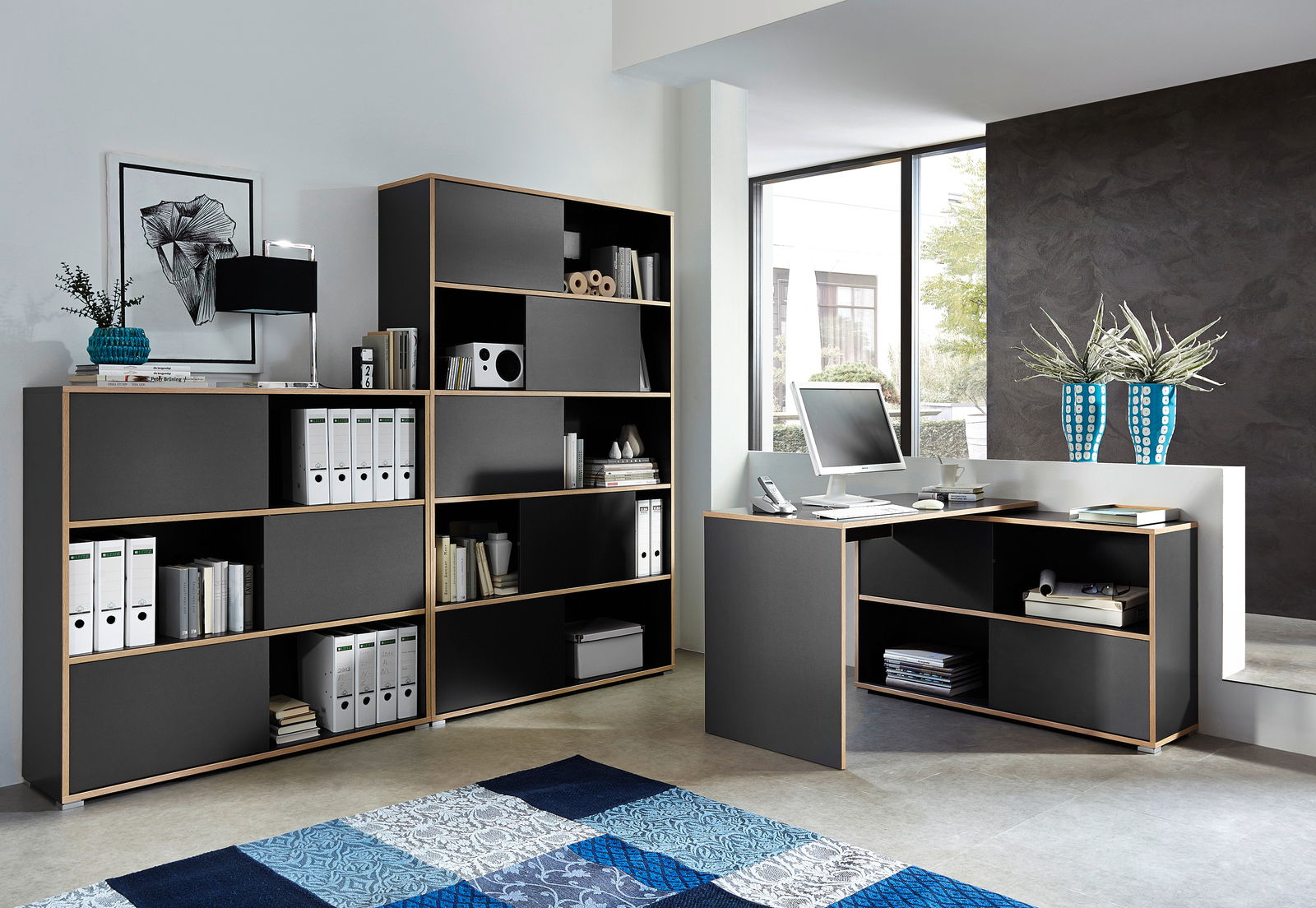 Moderne Büromöbelkombination mit Schreibtisch und Schiebetürenregalen in dunklem Design, seitliche Perspektive