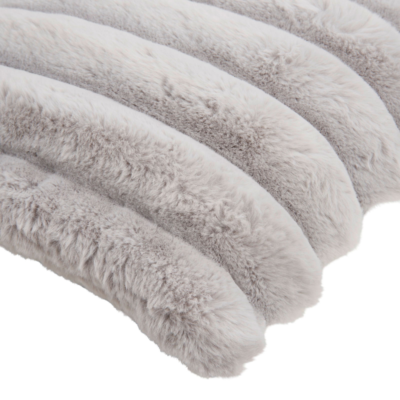 Nahaufnahme einer weichen, gestreiften Fellkissenhülle in hellgrauen Tönen.