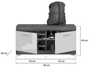 Garderobenbank mit zwei offenen Türen, die Stauraum für Schuhe bietet. Oben auf der Bank liegt ein Rucksack. Die Bank ist aus dunklem Holz mit weißen Türen und hat die Maße 90 cm Breite, 44 cm Höhe und 40 cm Tiefe. Perspektive: Frontalansicht.