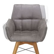 Grauer Armlehnenstuhl mit gepolstertem Sitz und Holzbeinen, Frontalansicht