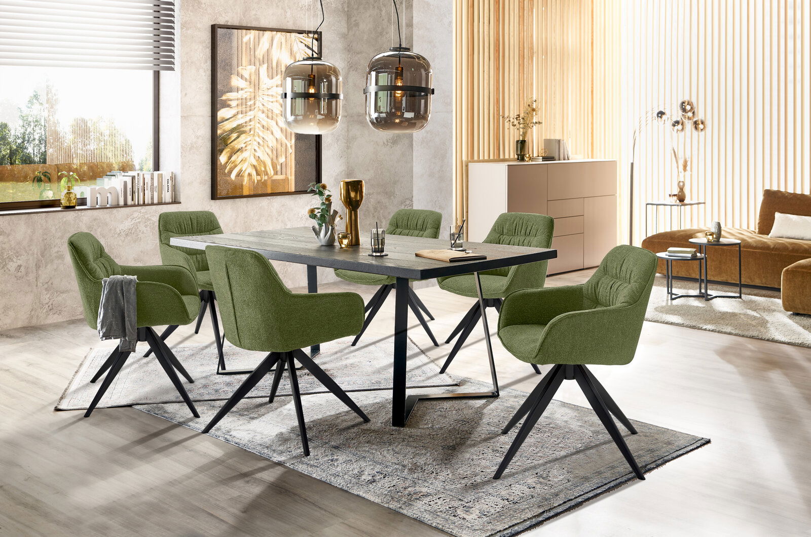 Moderner Essbereich mit grün gepolsterten Armlehnstühlen und einem dunklen Esstisch, seitliche Perspektive.
