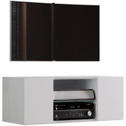 Weißes TV-Lowboard/Medienmöbel mit aufgesetztem Flachbildfernseher und offenem Fach mit AV-Receiver, frontal in leichter Seitenperspektive (3/4-Ansicht) fotografiert.