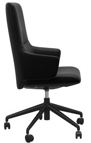 Schwarzer Drehstuhl mit hoher Rückenlehne und Armlehnen, seitliche Perspektive