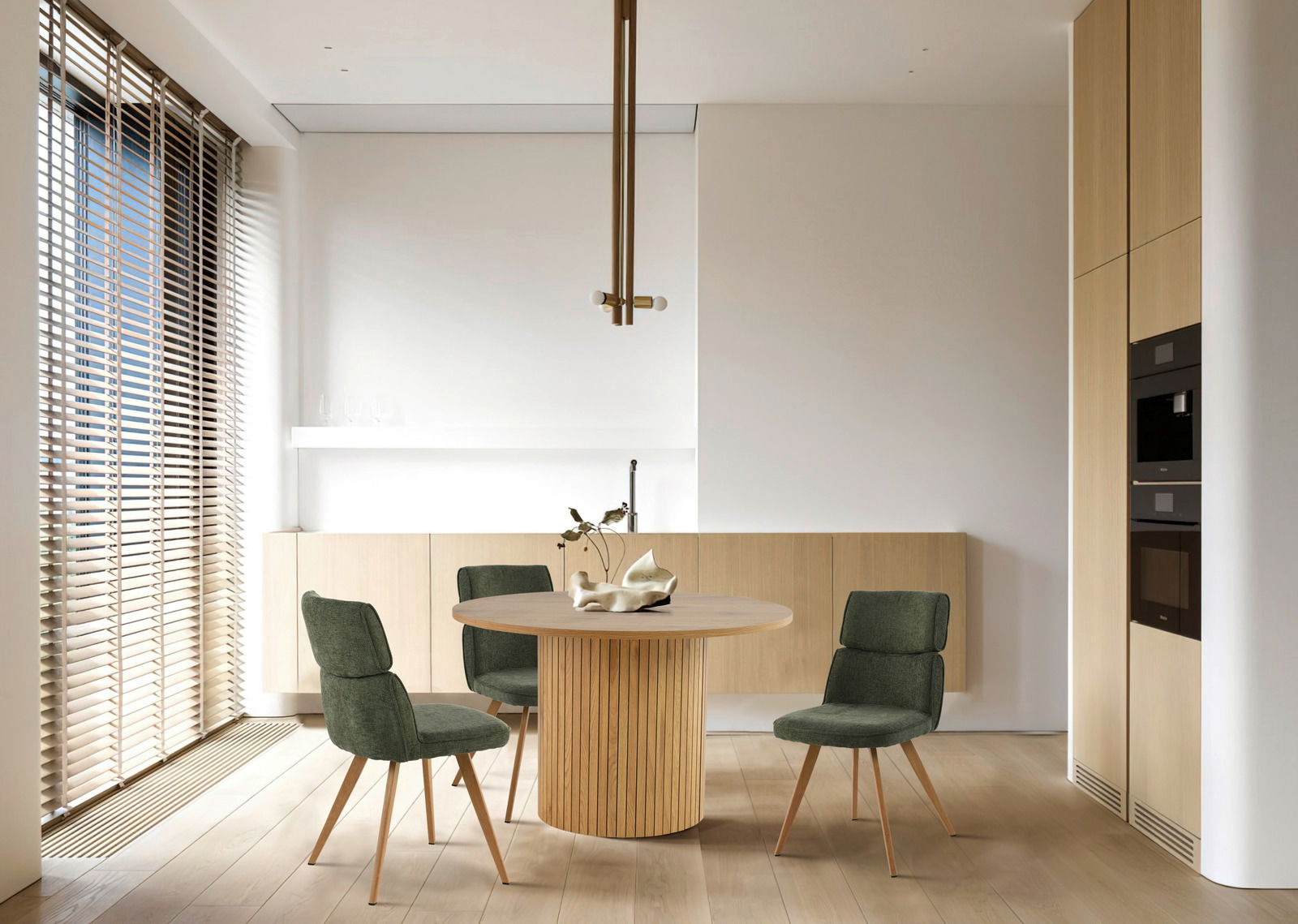 Moderner Essbereich mit rundem Holztisch und vier grünen Stühlen, seitliche Perspektive