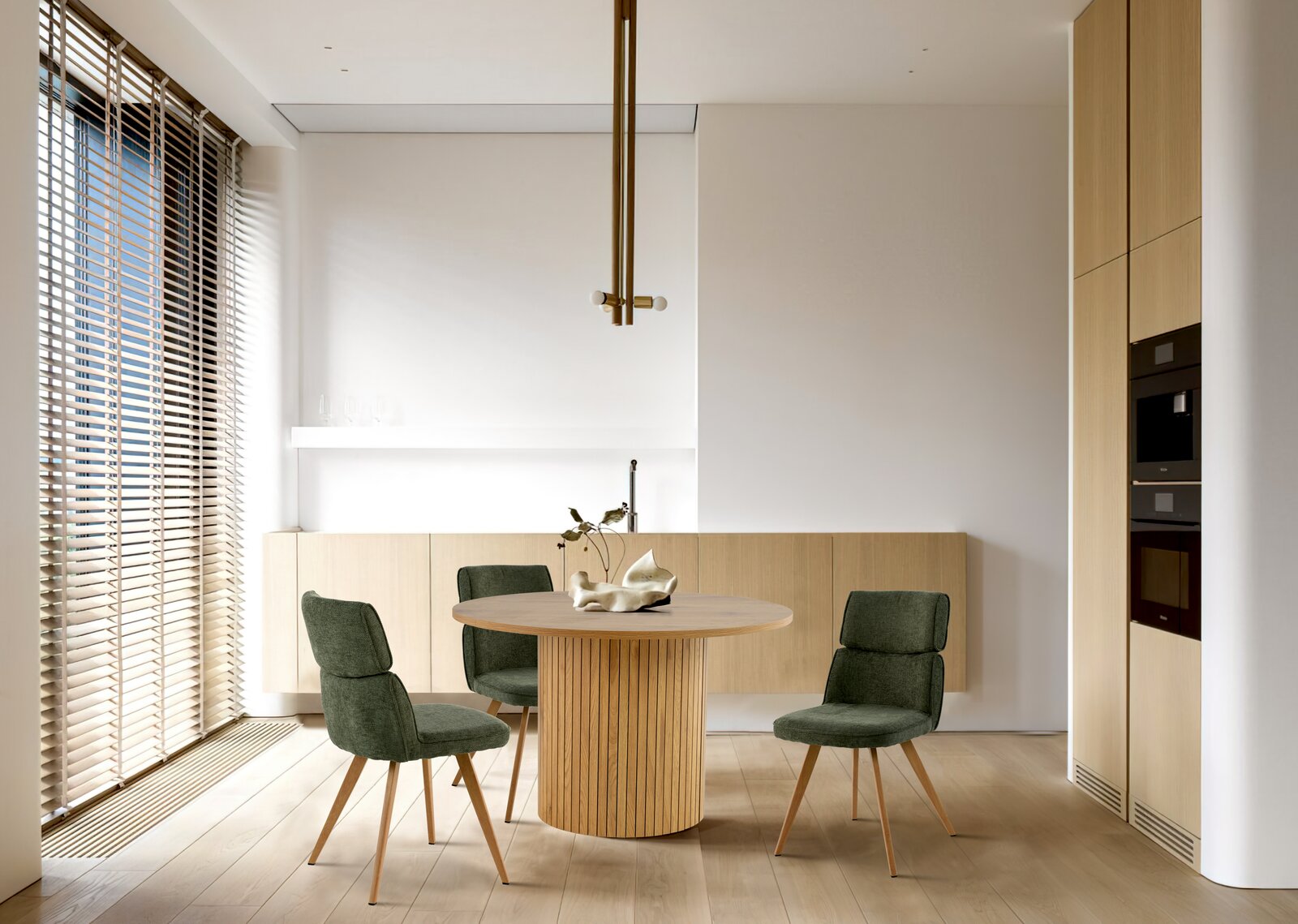 Moderner Essbereich mit rundem Holztisch und vier grünen Stühlen, seitliche Perspektive