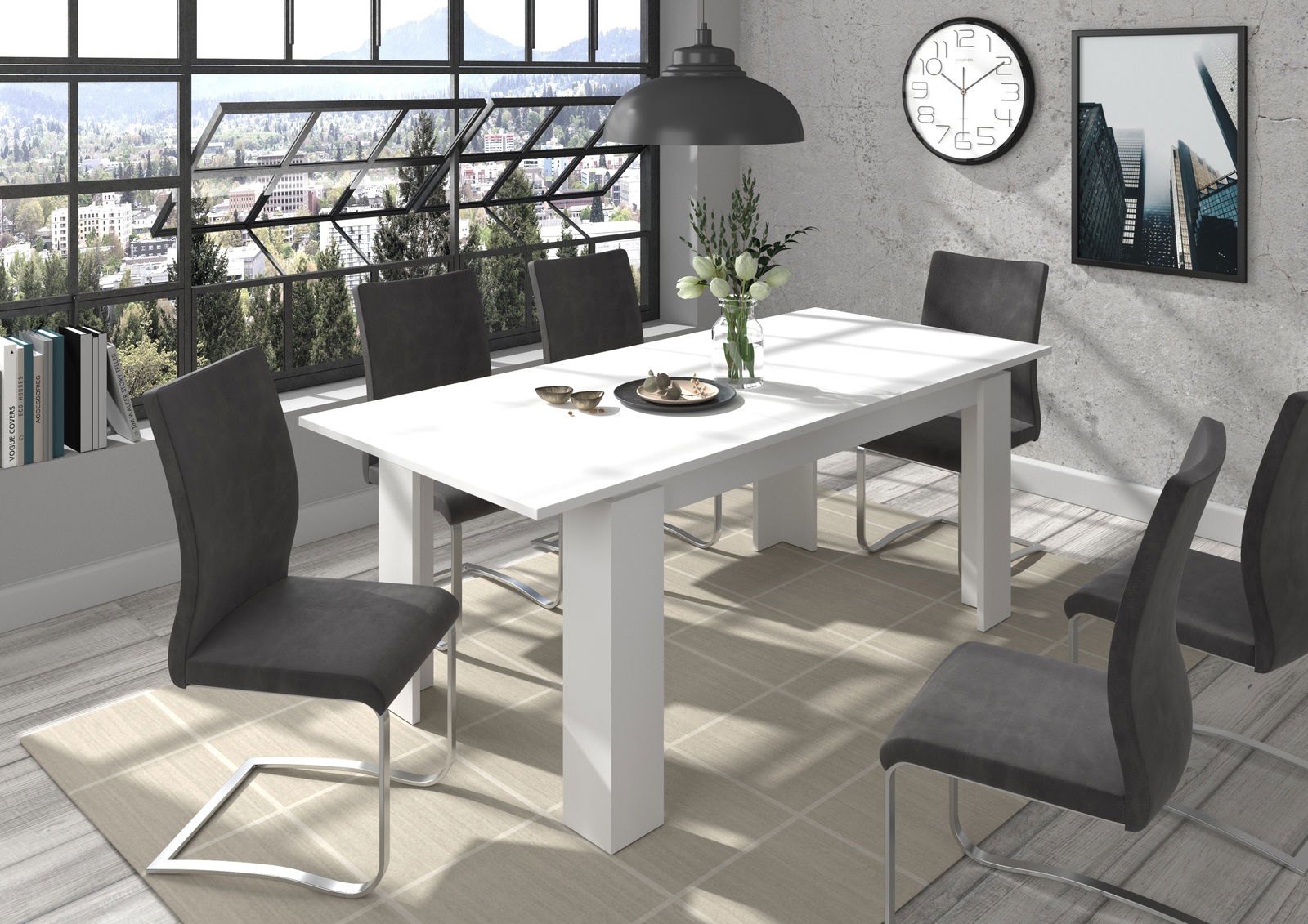 Moderner Esstisch in Weiß mit sechs schwarzen Stühlen in einem hellen Raum mit großen Fenstern, seitliche Perspektive.