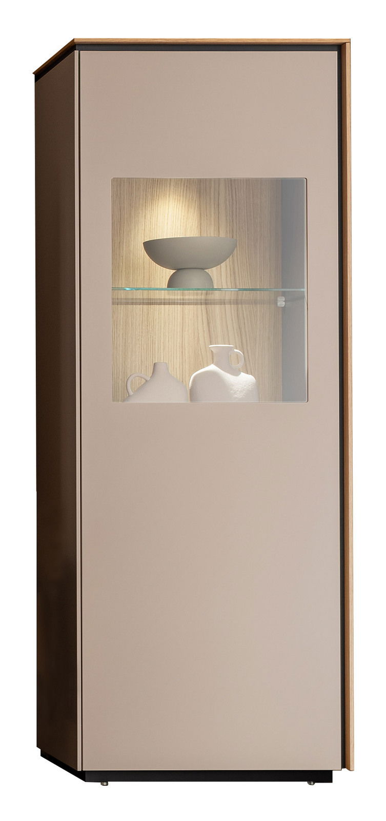 Moderne Vitrine mit Glaseinsatz, seitliche Perspektive, beleuchtetes Innenfach mit dekorativen Objekten.