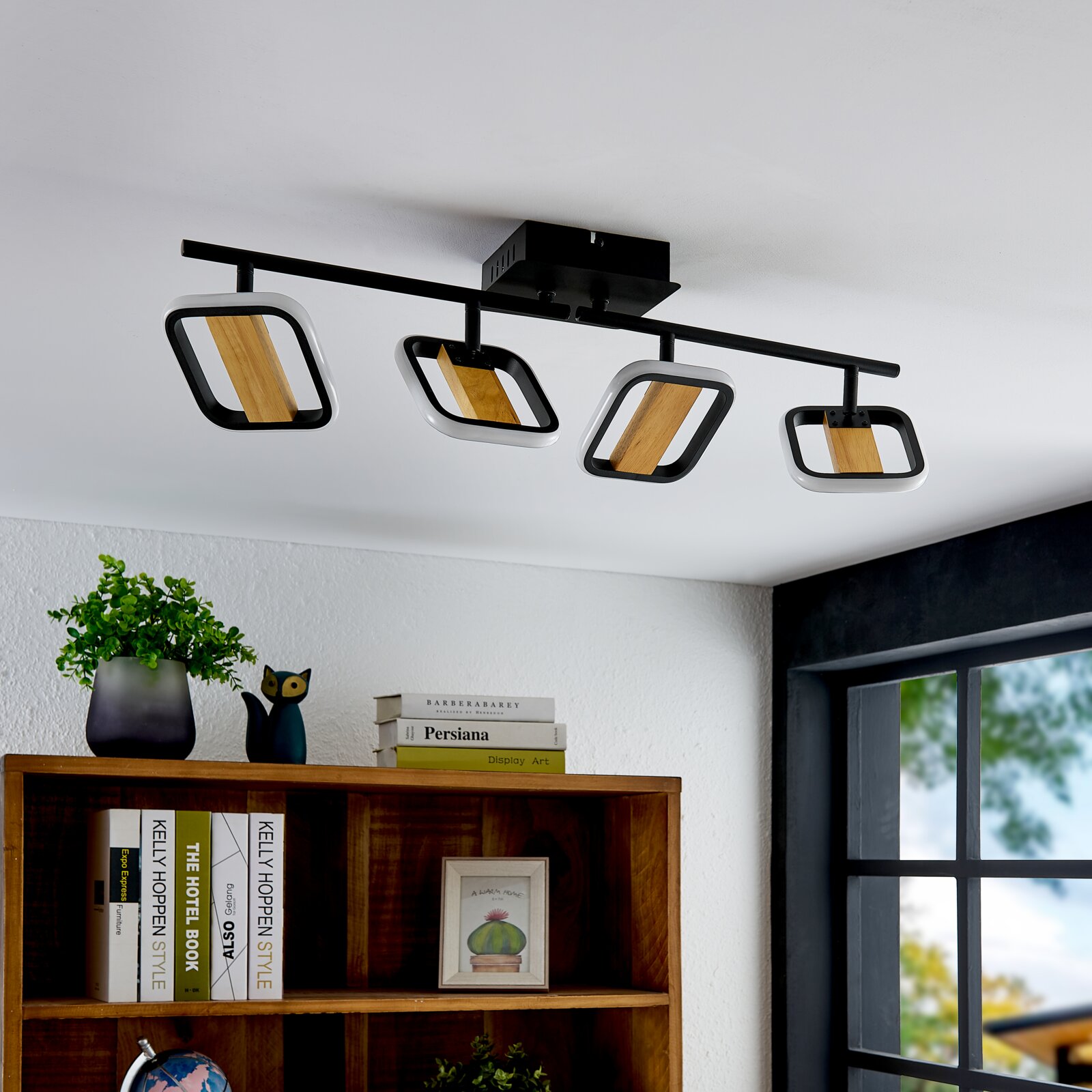 Moderne LED-Deckenleuchte mit vier verstellbaren Strahlern in Holz- und Metalloptik, von unten betrachtet.