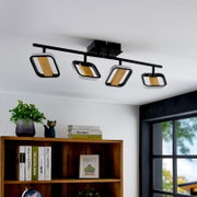 Moderne LED-Deckenleuchte mit vier verstellbaren Strahlern in Holz- und Metalloptik, von unten betrachtet.