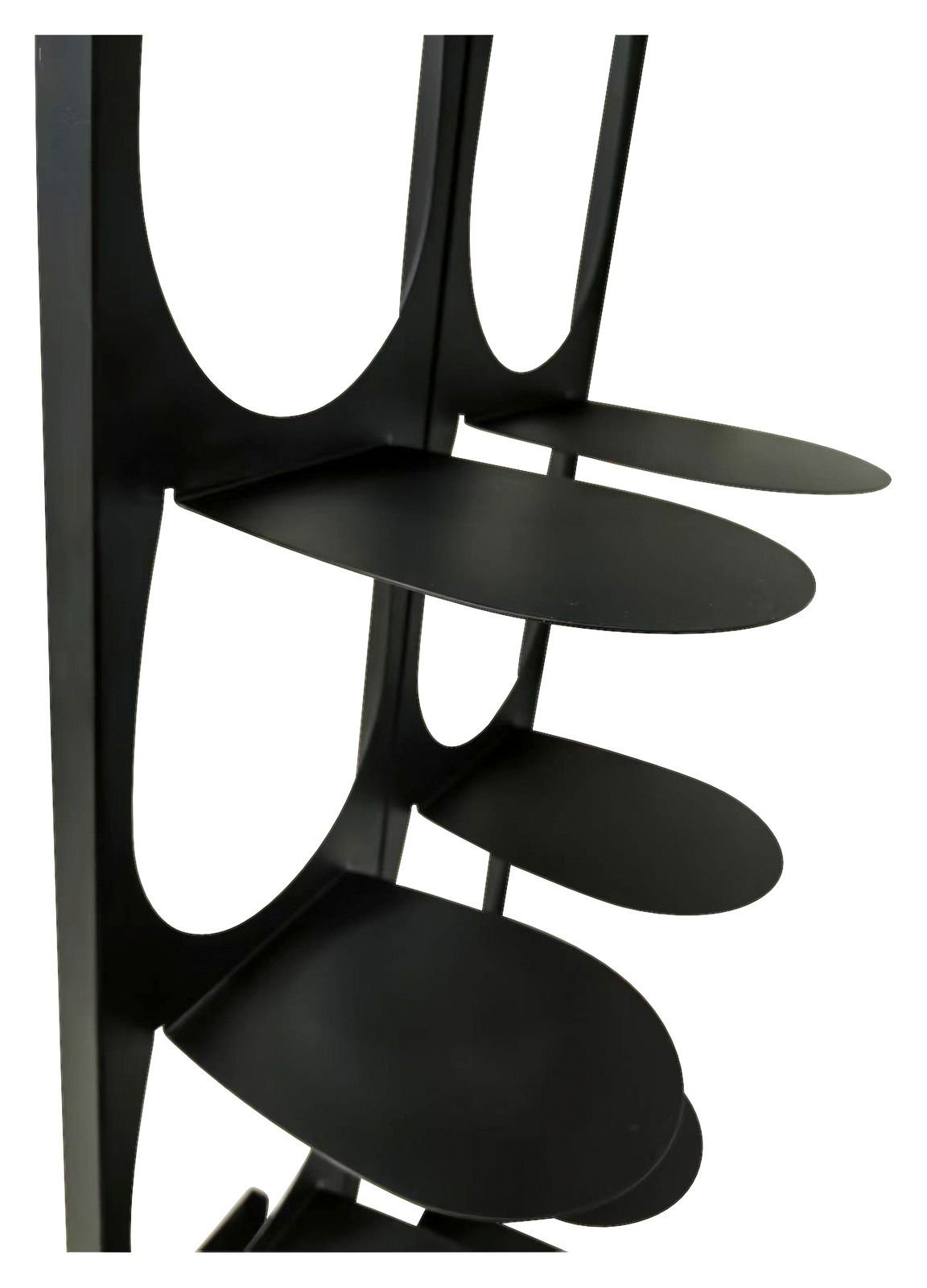 Schwarzes Schuhregal mit mehreren ovalen Ablagen, seitliche Perspektive