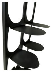 Schwarzes Schuhregal mit mehreren ovalen Ablagen, seitliche Perspektive