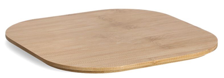 Flache, quadratische Bambusplatte aus der Vogelperspektive, verwendet als Teil eines Brotkastens.
