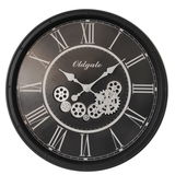 Schwarze Wanduhr mit römischen Ziffern und sichtbaren Zahnrädern, frontal abgebildet.