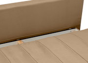 Beiges, gepolstertes Polsterbett mit geöffnetem Bettkasten/Stauraum unter der Liegefläche, Detailansicht aus schräger Draufsicht.