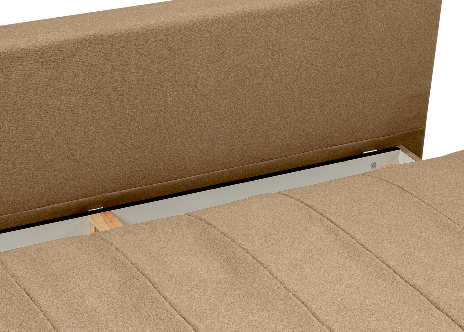 Beiges, gepolstertes Polsterbett mit geöffnetem Bettkasten/Stauraum unter der Liegefläche, Detailansicht aus schräger Draufsicht.
