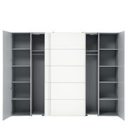 Dreh- und Schwebetürenschrank mit geöffneten Türen, zeigt Innenfächer und Kleiderstangen, Frontalansicht